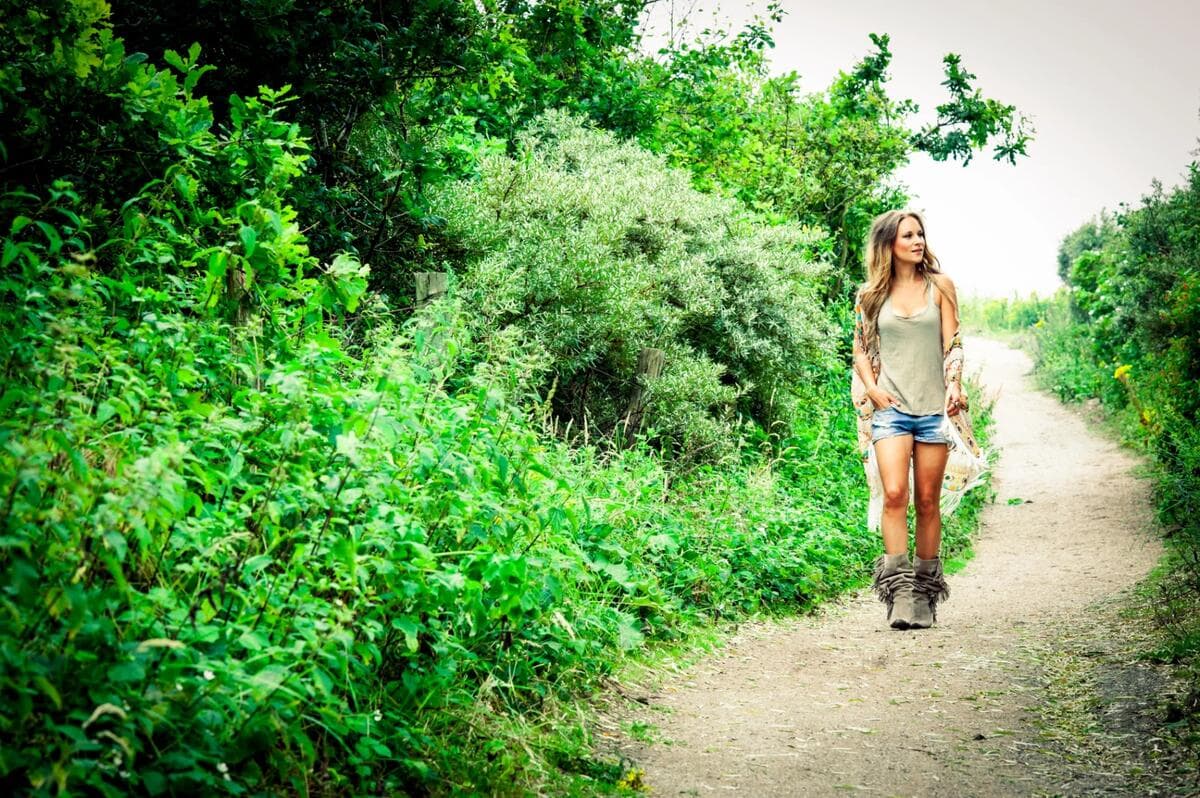 Rebecca wandelt over een pad in de natuur