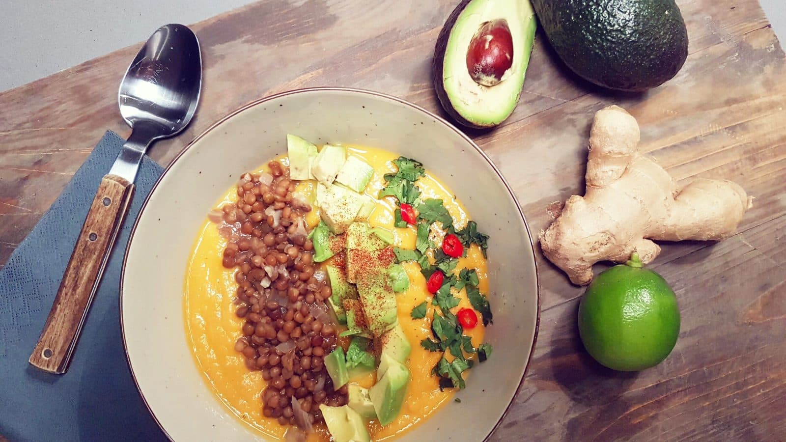 Zoete aardappelsoep met linzen en avocado