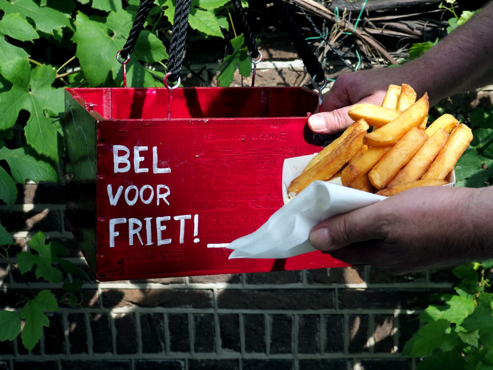 Friet uit het raam bij La Cacerola