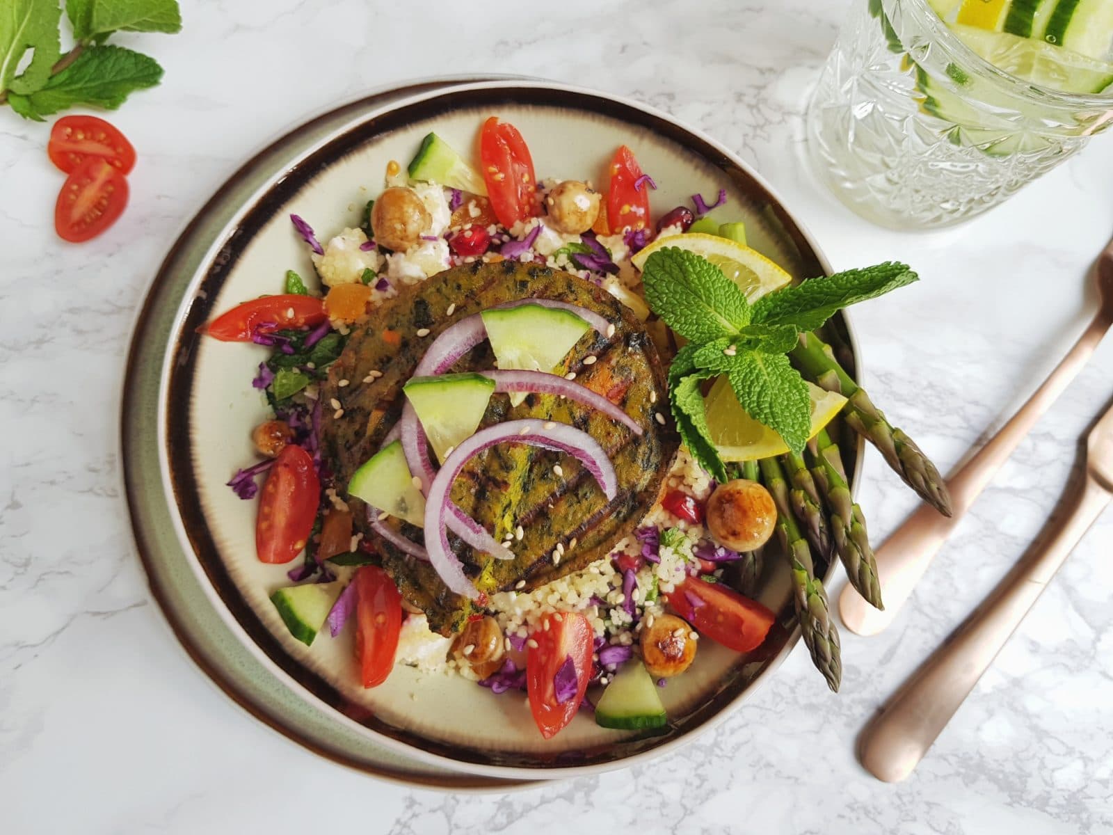 Winterse boerenkoolburgers met een frisse salade